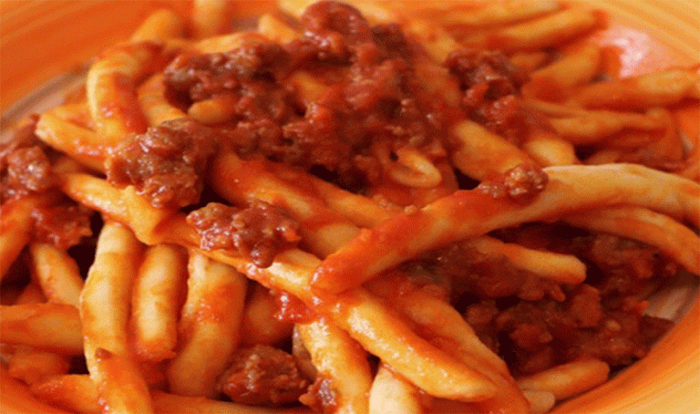 Maccheroni-con-sugo-di-salsicce